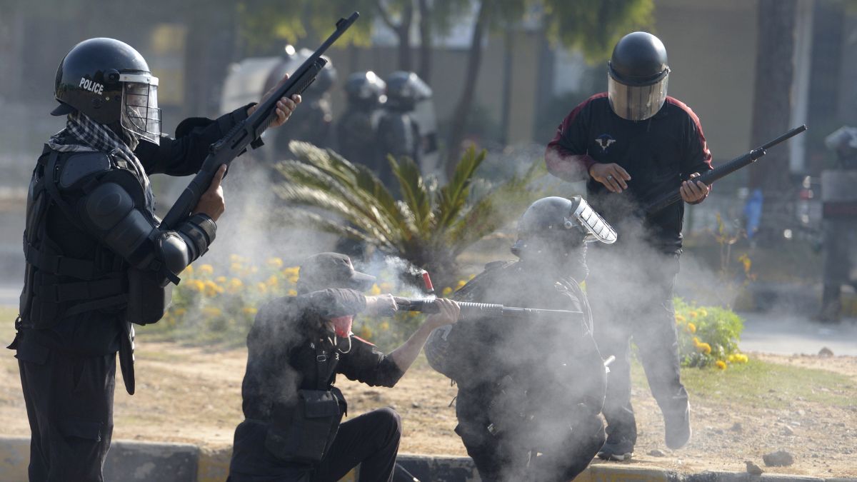 વીડિયોઃ પાકિસ્તાનમાં રસ્તા પર વેરવિખેર પડેલા કારતુસ, સેનાએ ‘શૂટ-એટ-સાઇટ’નો આદેશ આપ્યો હતો